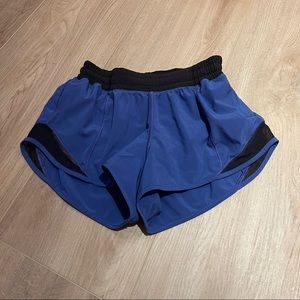 RARE Lululemon Blue/Black Hotty hot shorts Size 6, 2.5 Inseam
